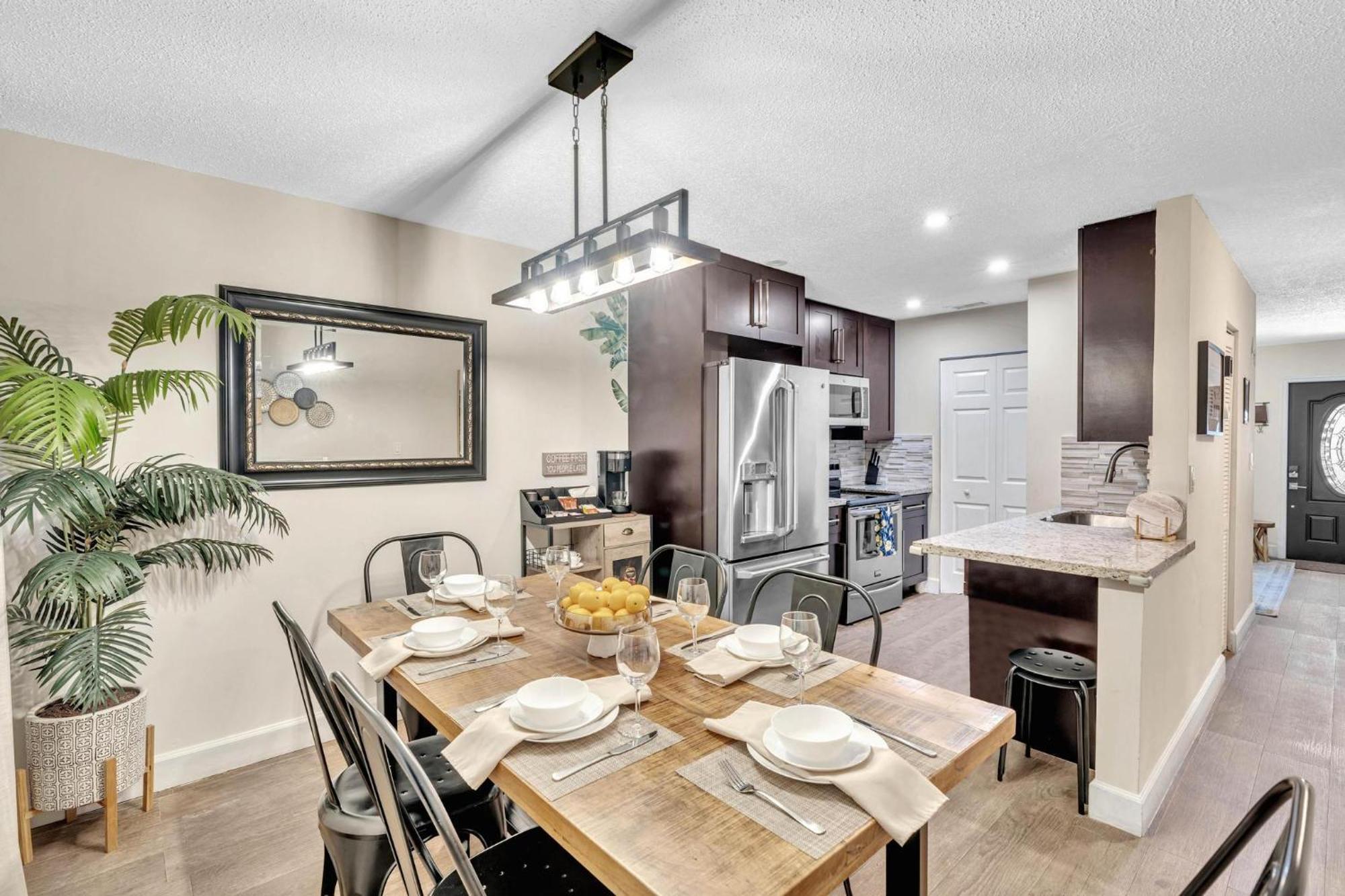 Estelo'S Place - Modern Townhouse With King Bed, Only 5 Min From The Airport! 迈阿密 外观 照片